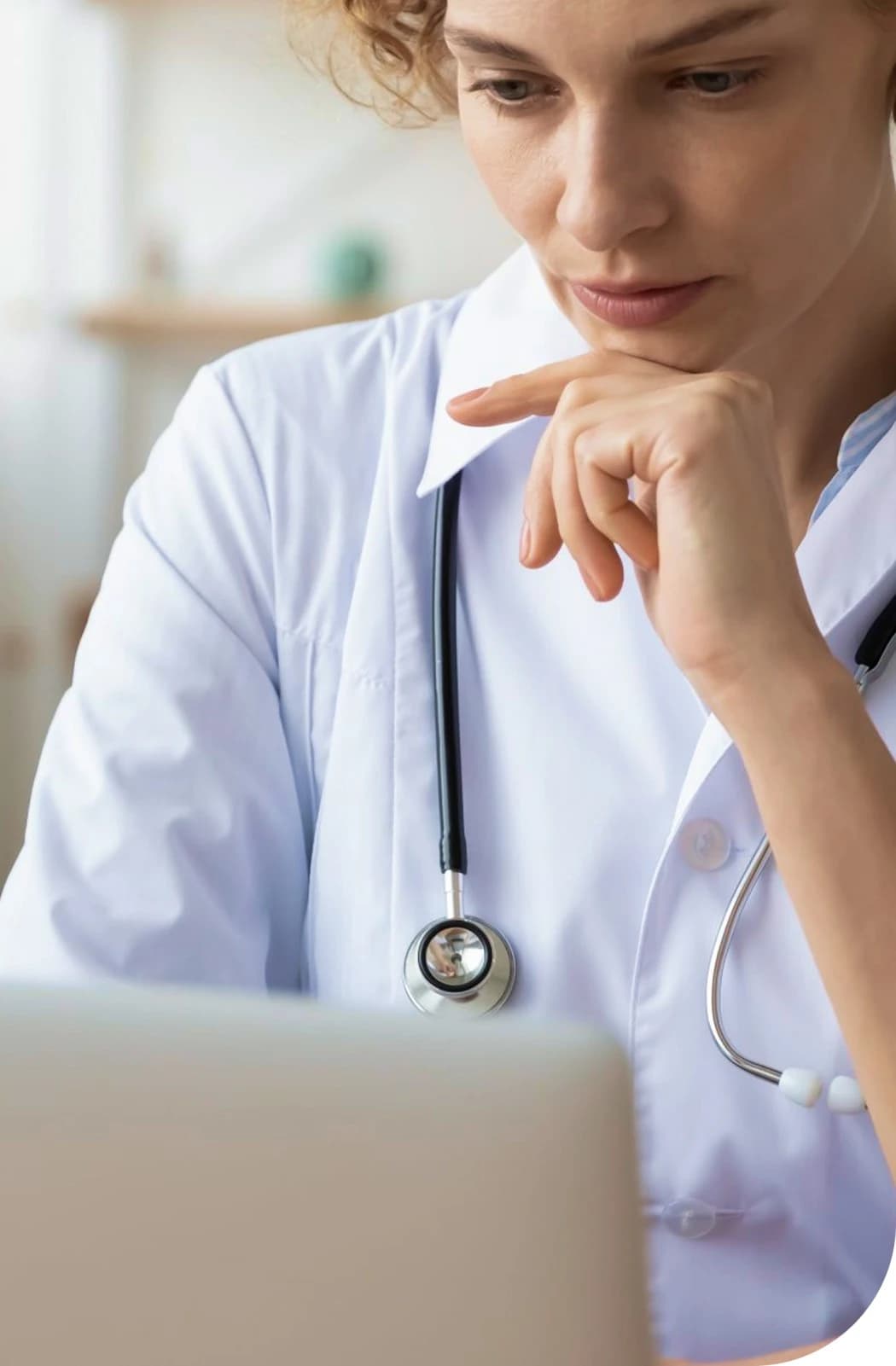 Pagrindinio nukreipimo puslapio reklamjuostė, iliustruojanti profesionalią dermatologinę priežiūrą Platus žiniatinklyje optimizuotas vaizdas, kuriame pacientas gauna patogų, profesionalų odos įvertinimą arba kosmetinę procedūrą ryškioje klinikinėje aplinkoje